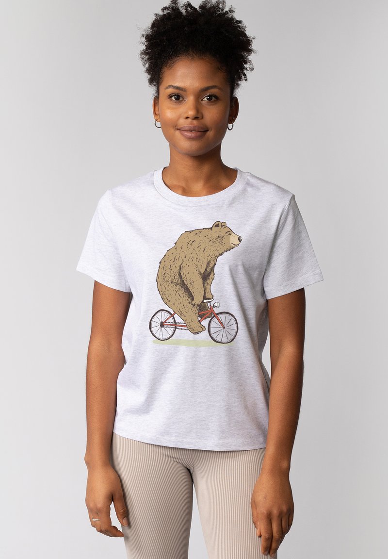 Hellgraues T-Shirt mit einer Illustration eines Bären, der ein rotes Fahrrad fährt. Das Shirt hat einen Rundhalsausschnitt, kurze Ärmel und eine lockere Passform.