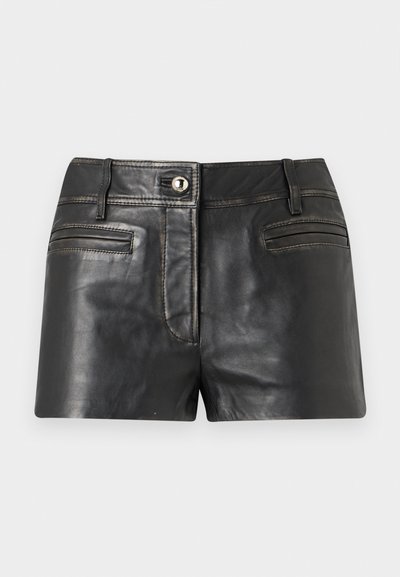 Μαύρο δερμάτινο σορτς με κουμπί μπροστά, θηλιές για ζώνη και δύο οριζόντιες μπροστινές τσέπες σε ανοιχτό γκρι φόντο.