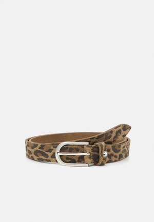 Bruine leren riem met zwarte luipaardvlekken en een zilveren metalen gesp, opgerold op een effen witte achtergrond.