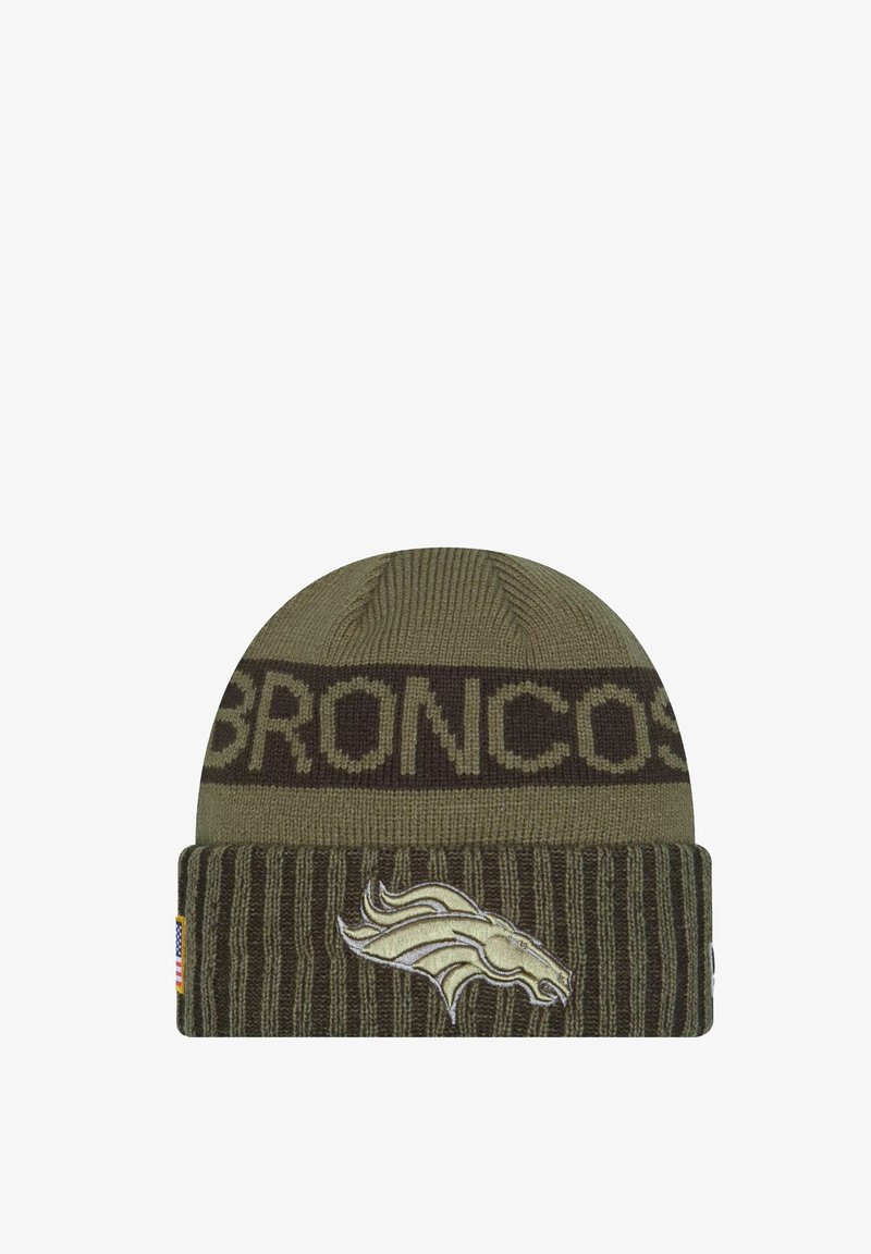 Bonnet olive avec une bande marron foncé portant le mot "BRONCOS" en tricot. Comprend un logo des Denver Broncos brodé sur le devant.