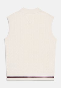 Pull sans manches en tricot torsadé de couleur crème avec un col et un ourlet côtelés. Présente une bande rayée contrastante en bas.