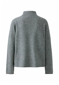 Pull-over en maille grise avec un col montant, des épaules tombantes et une texture douce. Présente un petit détail de bouton à l'arrière.