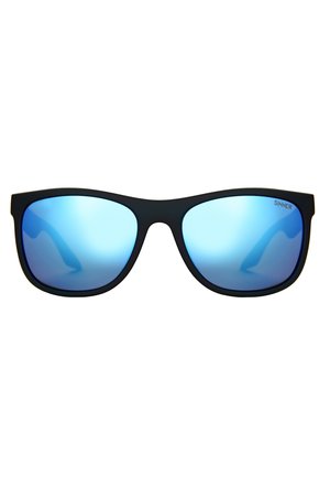 Czarne plastikowe okulary przeciwsłoneczne z niebieskimi lustrzanymi szkłami, o prostokątnym kształcie i gładkiej fakturze. Logo "SINNER" znajduje się na prawej oprawce.