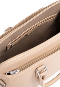 Beige lederen handtas met textuur, met een hoofcompartiment met rits en een binnenvak. Accenten van zilverhardware. Interieur gevoerd met bruin stof.