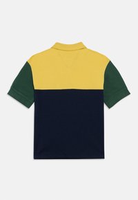 Πόλο πουκάμισο με χρωματικά μπλοκ σε κίτρινο, πράσινο και ναυτικό. Κοντά μανίκια, κλασικός γιακάς, βαμβακερό ύφασμα και ομοιόμορφη υφή.