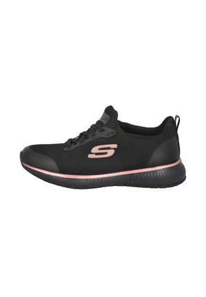 Zapatilla deportiva negra con parte superior de malla texturizada, cordones elásticos, detalles en rosa en la entresuela y suela exterior de goma duradera.