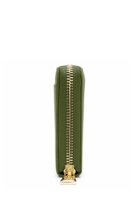 Portefeuille en cuir vert avec fermeture éclair dorée, surface texturée et forme rectangulaire, agrémenté d'un accent de marque notable sur la tirette de la fermeture.