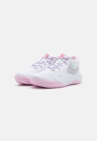 Scarpe da ginnastica bianche e lavanda con tomaia in rete, suola rosa, dettagli grigio chiaro e marchio colorato sulla linguetta e sul tallone.
