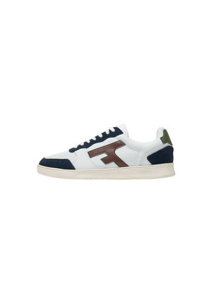 Witte lage sneaker met donkerblauwe accenten, bruin zijlogo, groene hieltab en crèmekleurige zool, weergegeven in profiel aan de rechterkant.