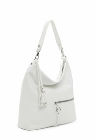 Weißes Leder-Hobo-Bag mit strukturierter Form, silbernen Beschlägen, einer seitlichen Reißverschlusstasche und einem abnehmbaren Quasten-Detail am Griff.