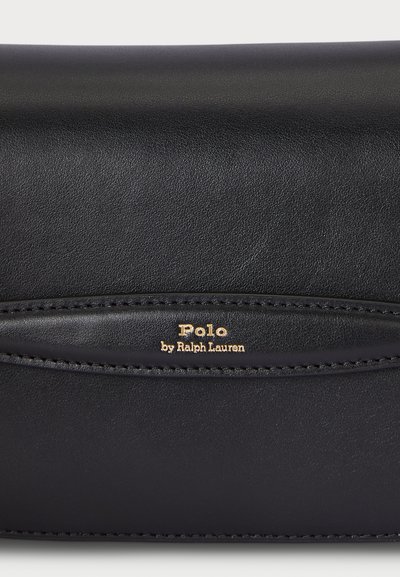 Clutch preta em couro com uma textura suave, apresentando um logótipo dourado em relevo "Polo by Ralph Lauren" e um discreto detalhe de costura.