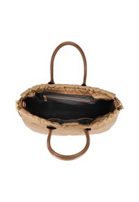 Tan tote-väska med en mjuk, vadderad yta. Utrustad med bruna läderhandtag och en svart inredning med en dragkedjeficka för säker förvaring.