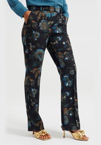 Svarta blommiga byxor med blå och gula blommönster, rakt ben-design, lättviktig tyg, och en slät textur.