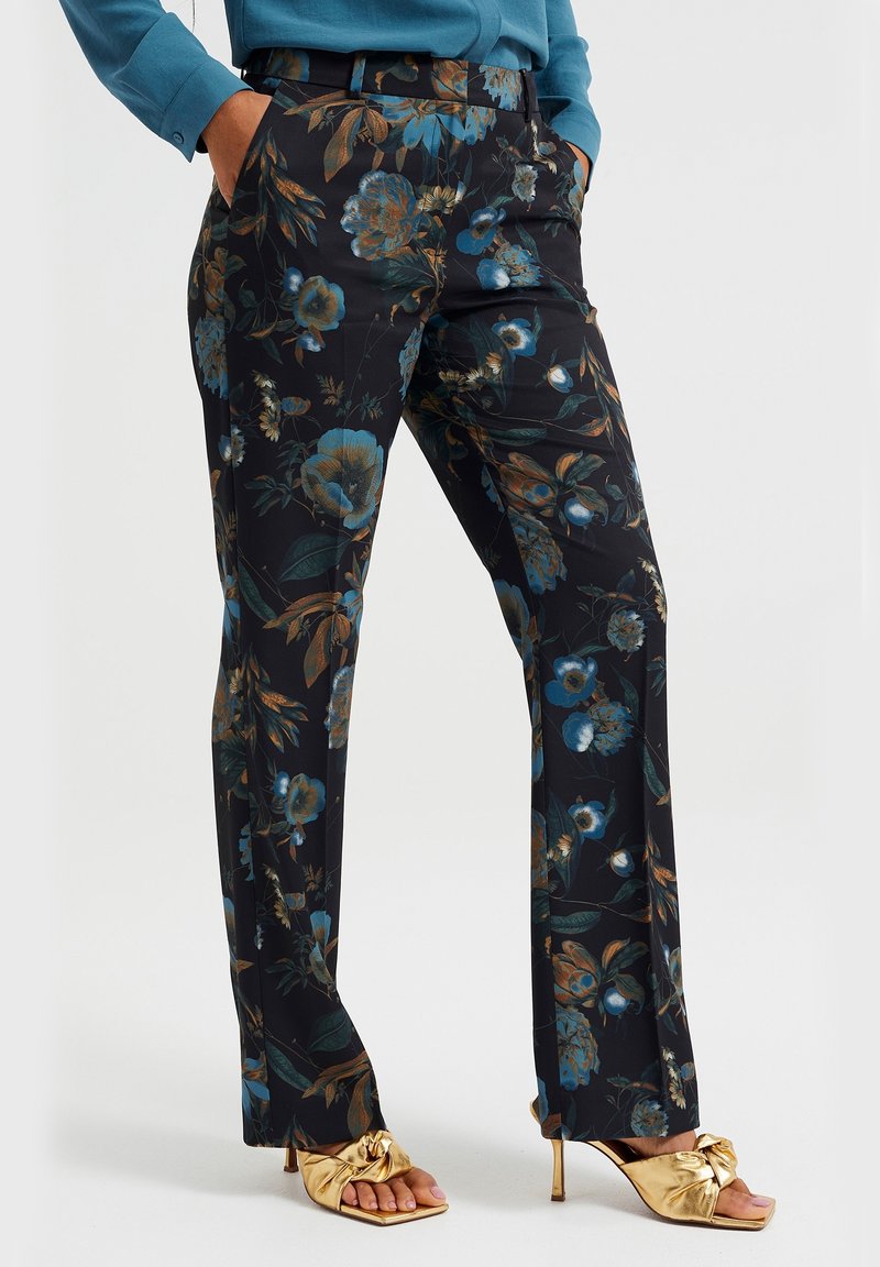 Svarta blommiga byxor med blå och gula blommönster, rakt ben-design, lättviktig tyg, och en slät textur.