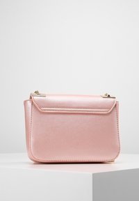 Růžová metalická kabelka s klopou, zdobená zlatými kovovými doplňky, hladkým povrchem a obdélníkovým tvarem.