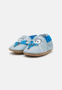 Zapatos de bebé de cuero suave en azul claro con un gráfico de panda. Presentan una suela texturizada y acentos azules en contraste en la parte posterior.