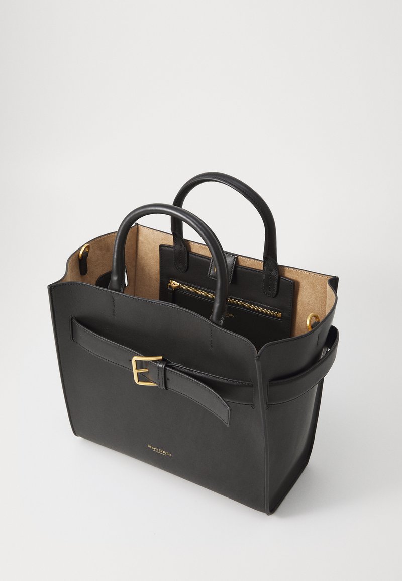 Svart läderväsk med en strukturerad design, guldfärgade detaljer, två handtag och en beige inredning. Har en ytterficka och en dragkedjefack.