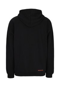 Zwarte hoodie gemaakt van zacht materiaal. Beschikt over een kangoeroezak, ribgebreide manchetten en onderrand, met het oranje "spitzbub studios" logo op de achterkant.