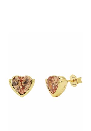 Orecchini a lobo in oro con pietre di ambra a forma di cuore e chiusure a farfalla, uno mostrato di fronte e l'altro di profilo.