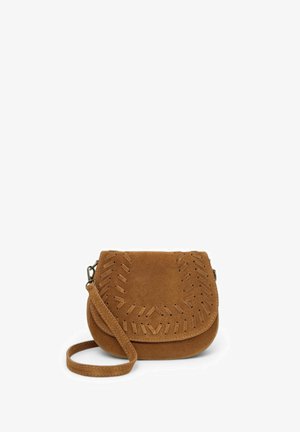 Sac bandoulière en daim marron avec rabat présentant des motifs décoratifs découpés et une sangle d'épaule réglable.