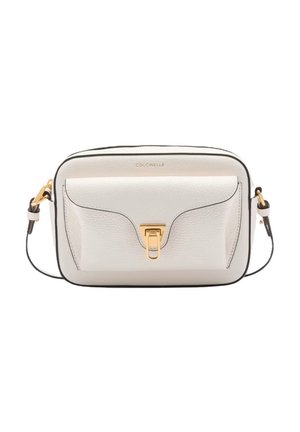 Borsa a tracolla rettangolare bianca in pelle con tasca frontale e chiusura in metallo dorato, tracolla regolabile e logo Coccinelle sulla parte superiore.