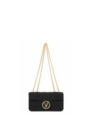 Bolso rectangular negro acolchado con asas de cadena dorada y emblema redondo dorado con la letra V en la solapa frontal.