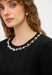 adL WITH PEARLS - Stickad tröja - black