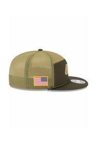 Olivgrüner Baseballcap mit Mesh-Design, flachem Schirm und amerikanischer Flagge als Seitenpatch. Verfügt über einen strukturierten Stoff und eine feste Form.