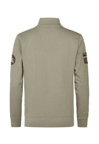Helles olivfarbenes Sweatshirt mit hohem Kragen, gerippten Bündchen und Saum. Verfügt über ein strukturiertes Gewebe und zwei gestickte Patches an den Ärmeln.