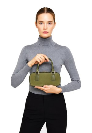 Borsa a zip verde con due manici corti, forma rettangolare, texture liscia, caratterizzata da accenti esagonali e cuciture a contrasto.