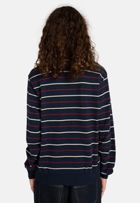 Felpa blu navy con strisce orizzontali rosse e bianche, dotata di colletto a coste e polsini, vestibilità casual, morbido tessuto in cotone misto.