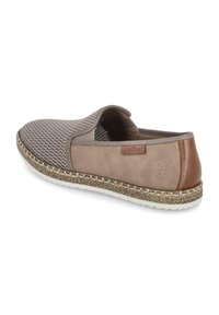 Scarpa slip-on marrone con una tomaia in rete testurizzata, accenti in pelle liscia e una suola in juta intrecciata lungo il bordo. Suola in gomma bianca.
