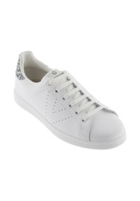 Vita lädersneakers med en slät yta, som har perforerade detaljer, vita snören och en glittrig detalj på hälen.