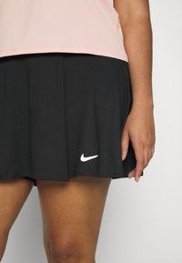 Nike Performance WNKCT DF VCTRY SKRT FLNCY PLU - Sportszoknya - black/white