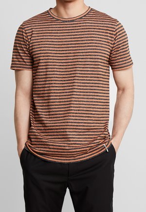Kortærmet t-shirt med vandrette striber i orange og sort, rund halsudskæring, blød tekstur og en lige kant med et sidelabel.