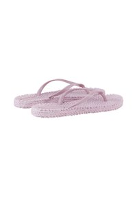 Zachte roze geweven flip-flops met gestructureerde gevlochten zolen en dunne plastic banden op een witte achtergrond