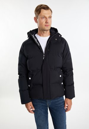 Schwarze Pufferjacke mit einem Reißverschluss vorne, Druckknopfdetails und einer verstellbaren Kapuze. Verfügt über ein Logo am Kragen und gerippte Bündchen.