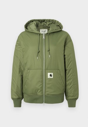Giacca puffer verde oliva con cappuccio, chiusura con zip, tasche frontali e polsini a coste. Presenta una distintiva toppa con il logo Carhartt.