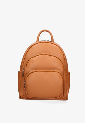 Hellbrauner Leder-Rucksack mit zwei vorderen Reißverschlusstaschen, seitlichen Einschubtaschen und einem oberen Tragegriff vor weißem Hintergrund.