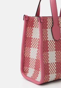 Borsa intrecciata caratterizzata da un motivo a scacchi in rosa e bianco, con eleganti dettagli in pelle rosa liscia e forma rettangolare strutturata.