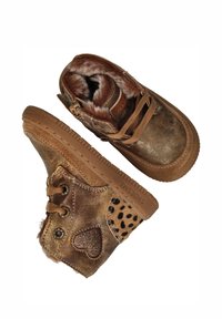 Bruine enkellaarzen met een nepbontvoering, glinsterend hartdetail en leoprintaccenten. Rubberen zolen met een gestructureerde grip. Vetersluiting.