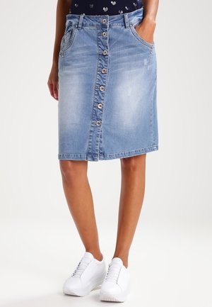 Hellblauer Jeansrock, knielang, mit Frontknopfverschluss, zwei Seitentaschen und dezenter Ausbleichung für Textur.