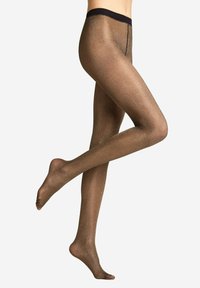 Przezroczyste, metaliczne brązowe rajstopy o fakturowanym wykończeniu z czarnym elastycznym paskiem w talii. Mają otwarte palce, co podkreśla widoczność i kształt nóg.