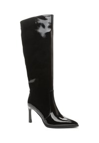 Botas negras hasta la rodilla hechas de charol y ante, con punta afilada y un tacón de aguja estrecho. Textura de superficie suave y brillante.