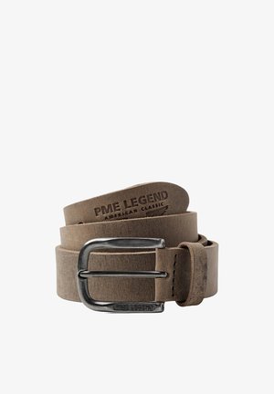 Bruine leren riem met een gestructureerd oppervlak, voorzien van een zilveren metalen gesp en een reliëflogo. Plat ontwerp met gestikte randen voor duurzaamheid.