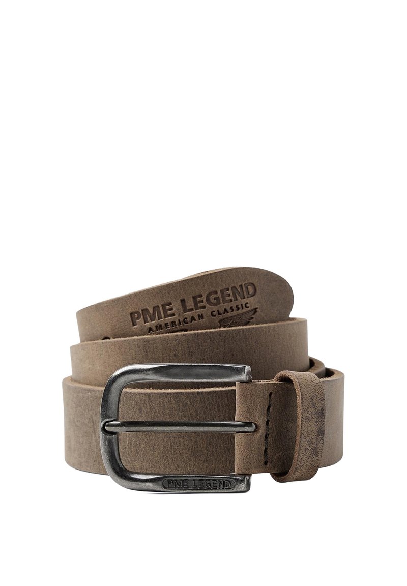 Ceinture en cuir brun avec une surface texturée, dotée d'une boucle en métal argenté et d'un logo en relief. Conception plate avec des bords cousus pour plus de durabilité.