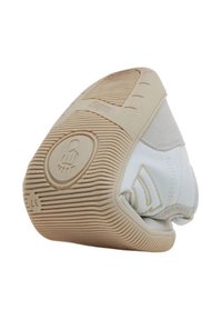 Weißer Sneaker mit einer strukturierten beigen Gummisohle, runder Ferse, genähten Akzenten und einem glatten Obermaterial.