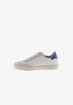 Witte leren sneaker met grijze suède accenten, blauw hielstuk en zes veterogen. Ronde neus en minimaal stikselontwerp. Platte rubberen zool.