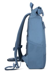 Kék, felgördíthető hátizsák párnázott hálós pántokkal, cipzáros zsebbel és egy texturált anyaggal az egyik oldalon. A tetején hurkoló a hordozáshoz.