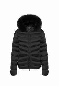 Schwarze Pufferjacke mit einer Kapuze aus Kunstfell, ausgestattet mit einem Reißverschluss vorne und horizontalen, gesteppten Paneelen für Isolierung und Textur.